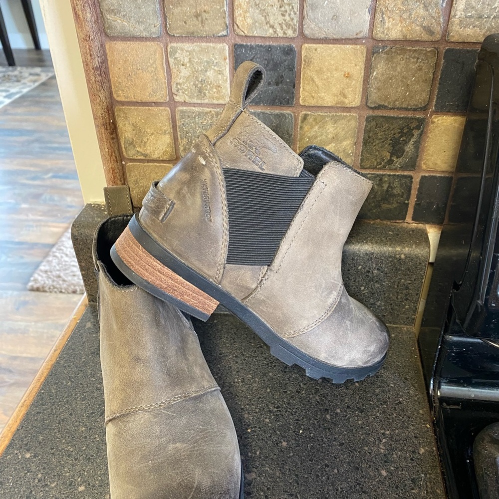 GUC Sorel leather booties. Leather is weathered look and style.